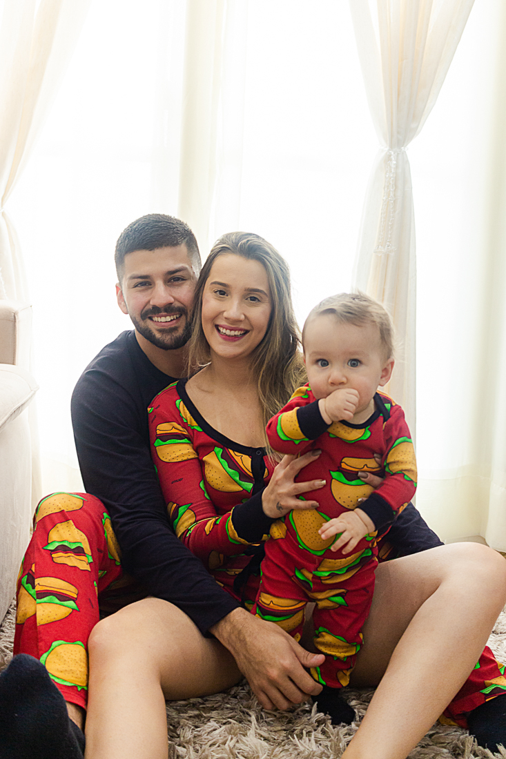 Ensaio lifestyle, foto de família em casa, pai,mãe e filho de pijama de hambúrguer 