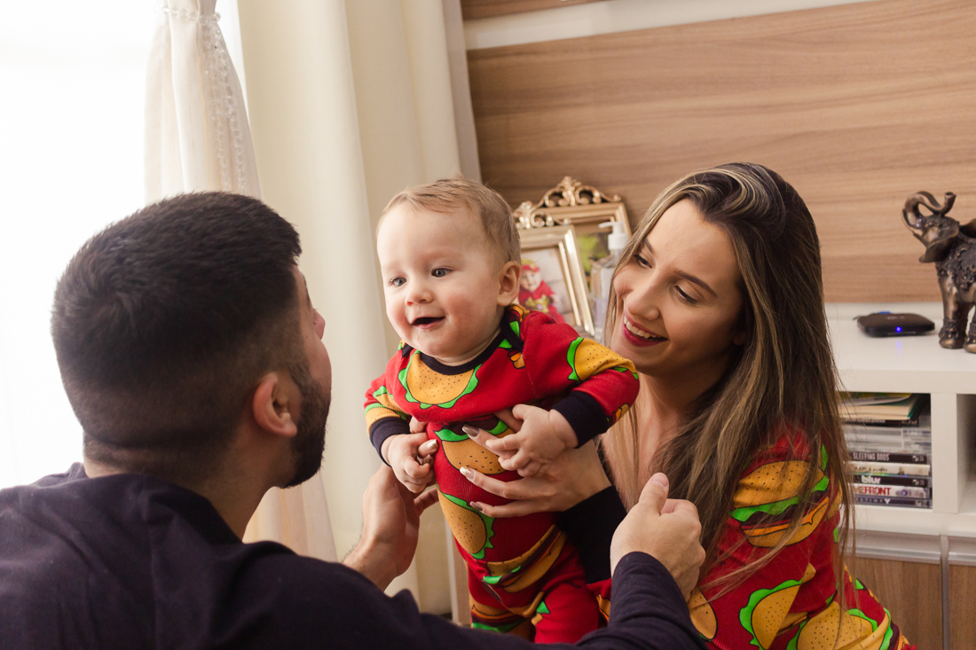 Ensaio lifestyle, foto de família em casa, pai e mãe de menino