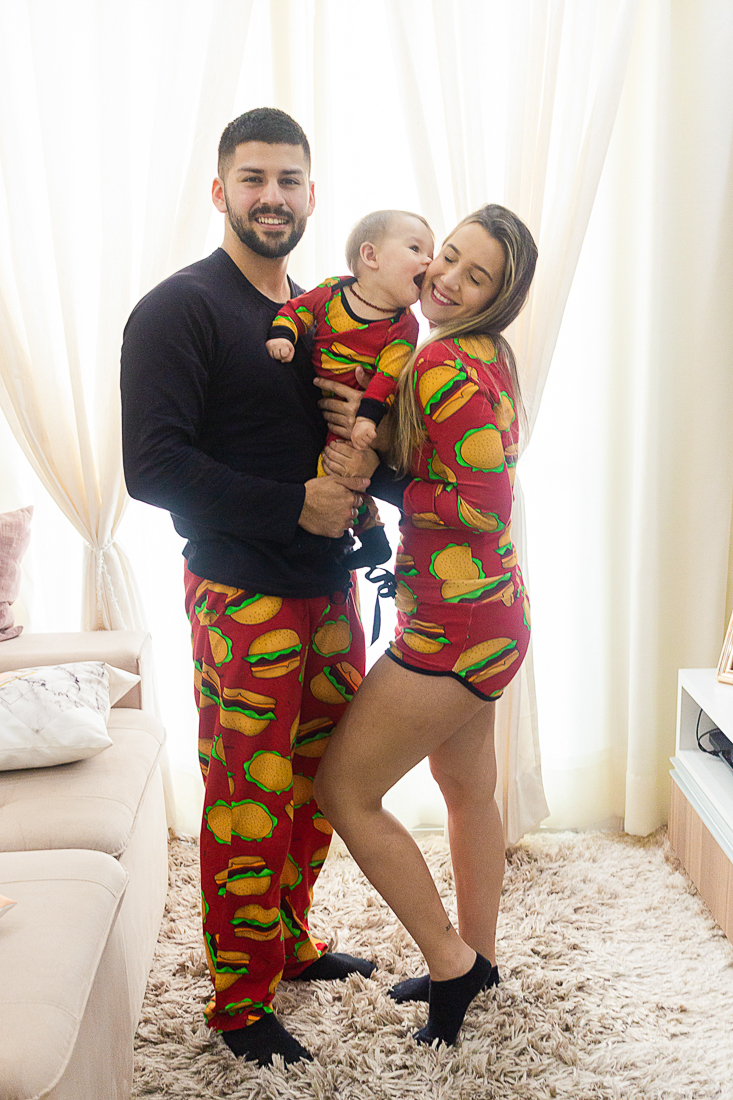Ensaio lifestyle, foto de família em casa, pai,mãe e filho de pijama de hambúrguer 