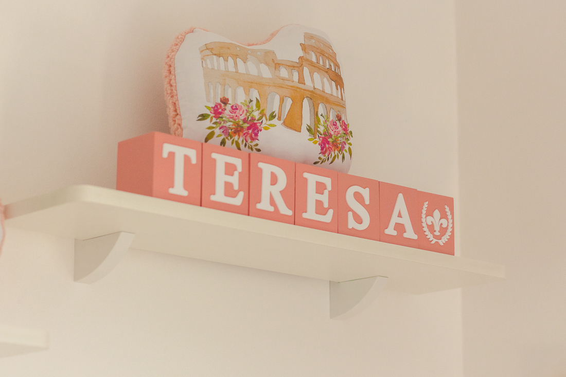 Foto dos detalhes da decoração do quarto de menina com tema de viagem no ensaio lifestyle realizado na cidade de São Paulo 