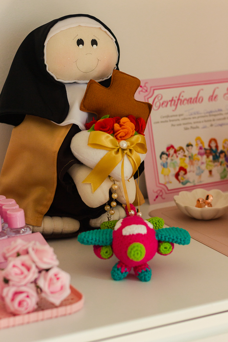 Foto dos detalhes da decoração do quarto de menina com tema de viagem no ensaio lifestyle realizado na cidade de São Paulo