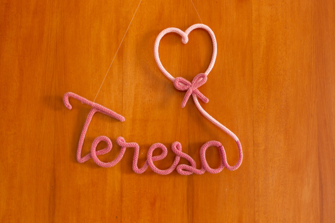 Foto do Porta maternidade com come do bebe no quarto de menina