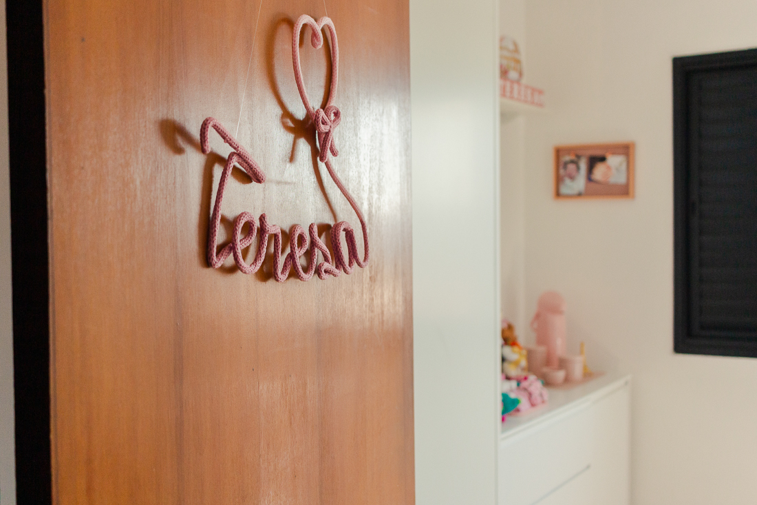 Foto do Porta maternidade com come do bebe no quarto de menina