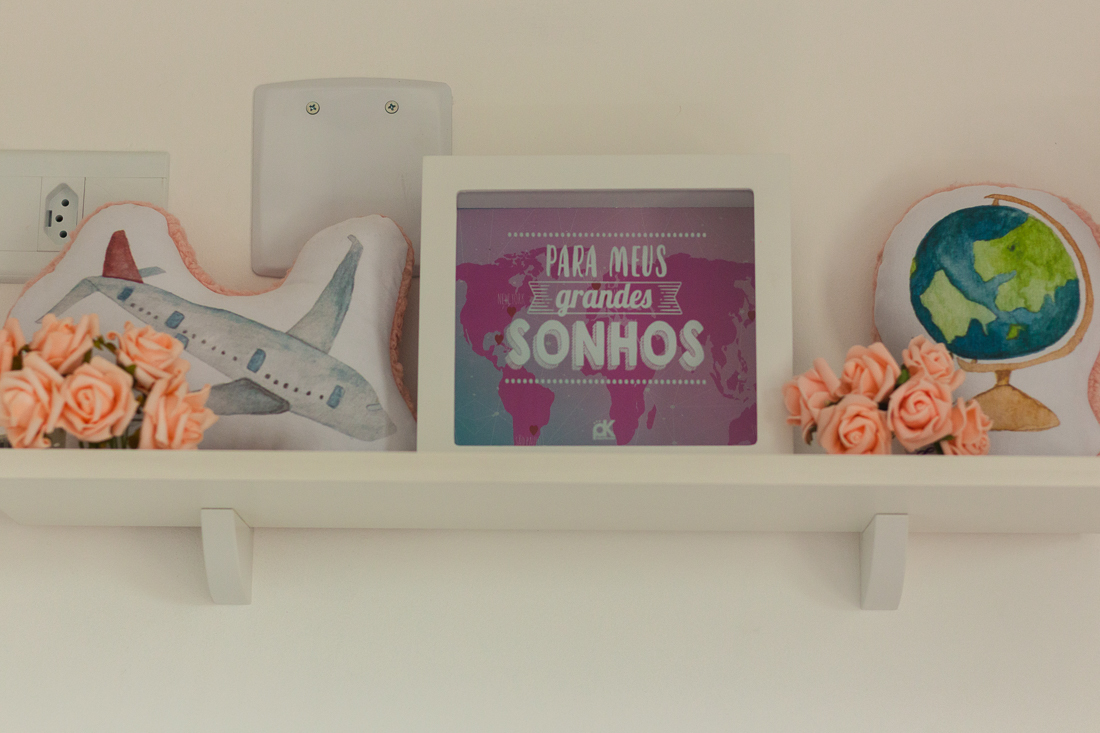 Foto dos detalhes da decoração do quarto de menina com tema de viagem no ensaio lifestyle realizado na cidade de São Paulo