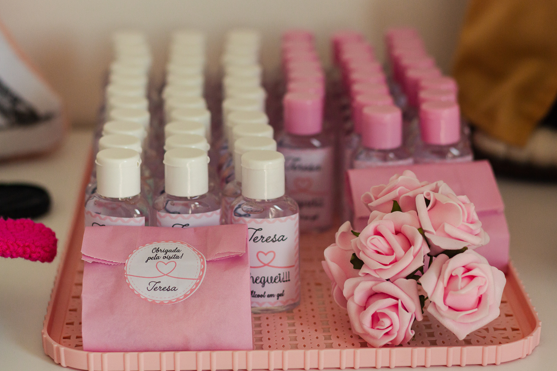 Foto dos detalhes da decoração do quarto de menina com tema de viagem no ensaio lifestyle realizado na cidade de São Paulo