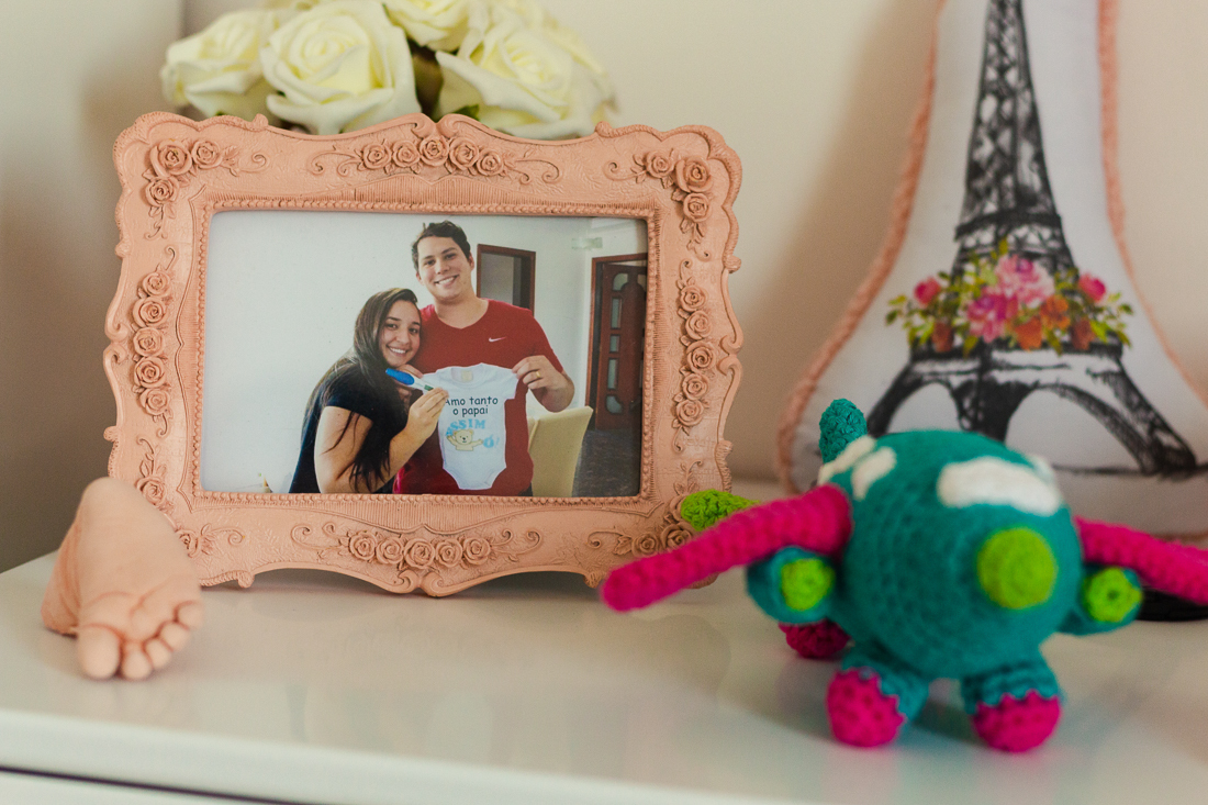 Foto dos detalhes da decoração do quarto de menina com tema de viagem no ensaio lifestyle realizado na cidade de SP