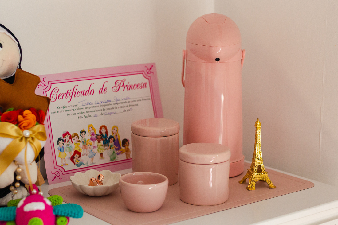 Foto dos detalhes da decoração do quarto de menina com tema de viagem no ensaio lifestyle realizado na cidade de SP