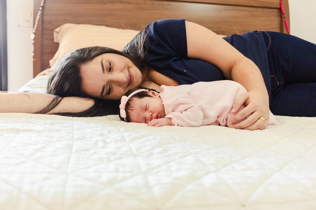 Foto do ensaio lifestyle de família da mãe no quarto com a filha realizado na zona leste de São Paulo