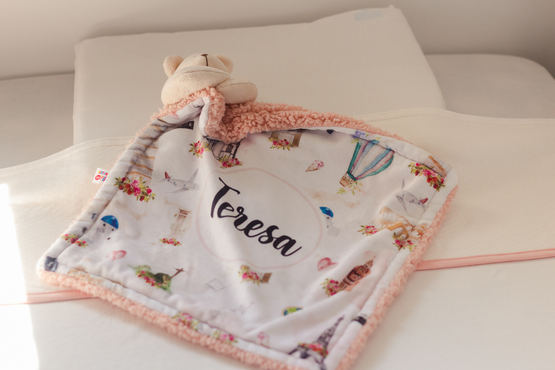 Foto dos detalhes da decoração do quarto de menina com tema de viagem no ensaio lifestyle realizado na cidade de São Paulo