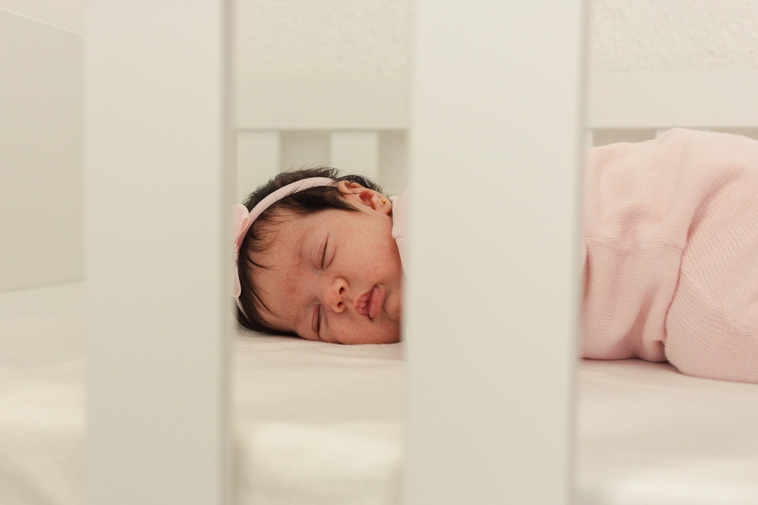 Bebe dormindo no berço