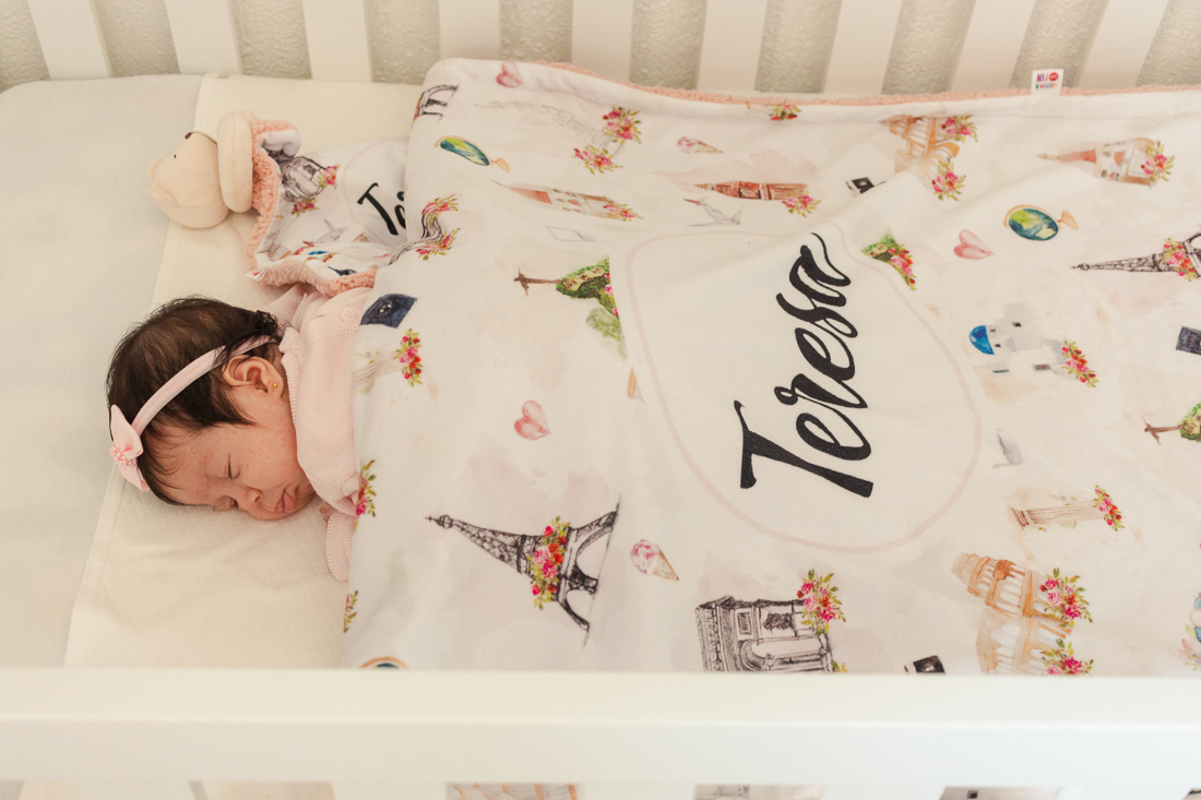 Bebe dormindo no berço