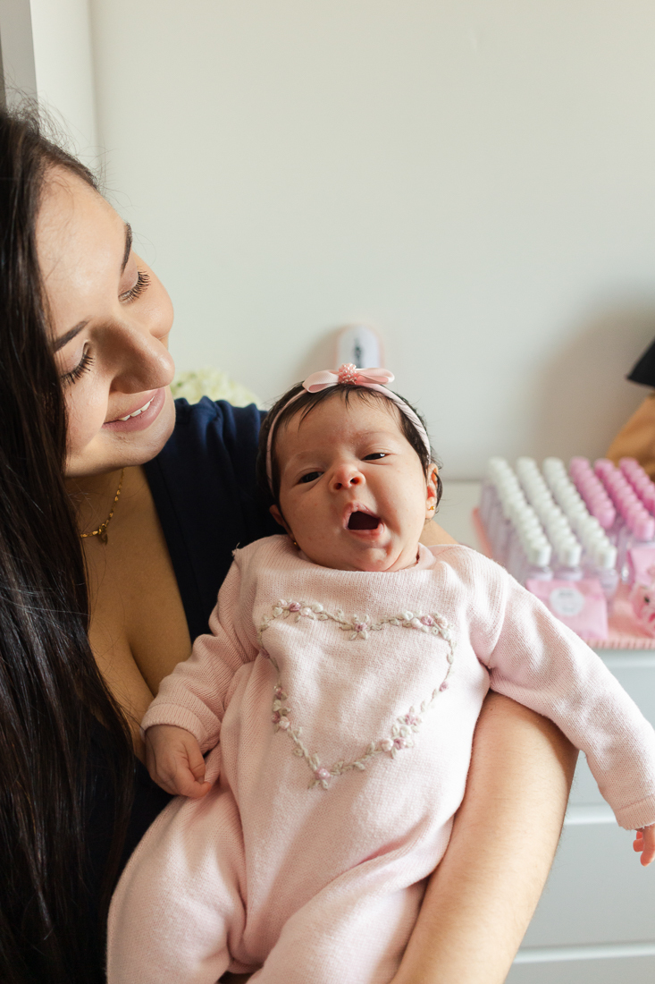 Foto do ensaio lifestyle de família da mãe no quarto com a filha realizado na zona leste de São Paulo