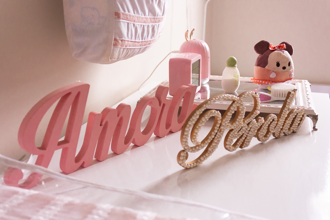 Foto detalhe da decoração com  nomes no quarto de menina em São Pulo