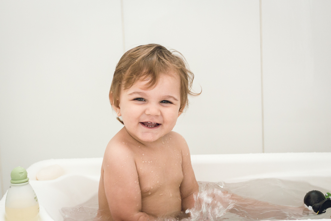 Foto de menina na hora do banho em casa