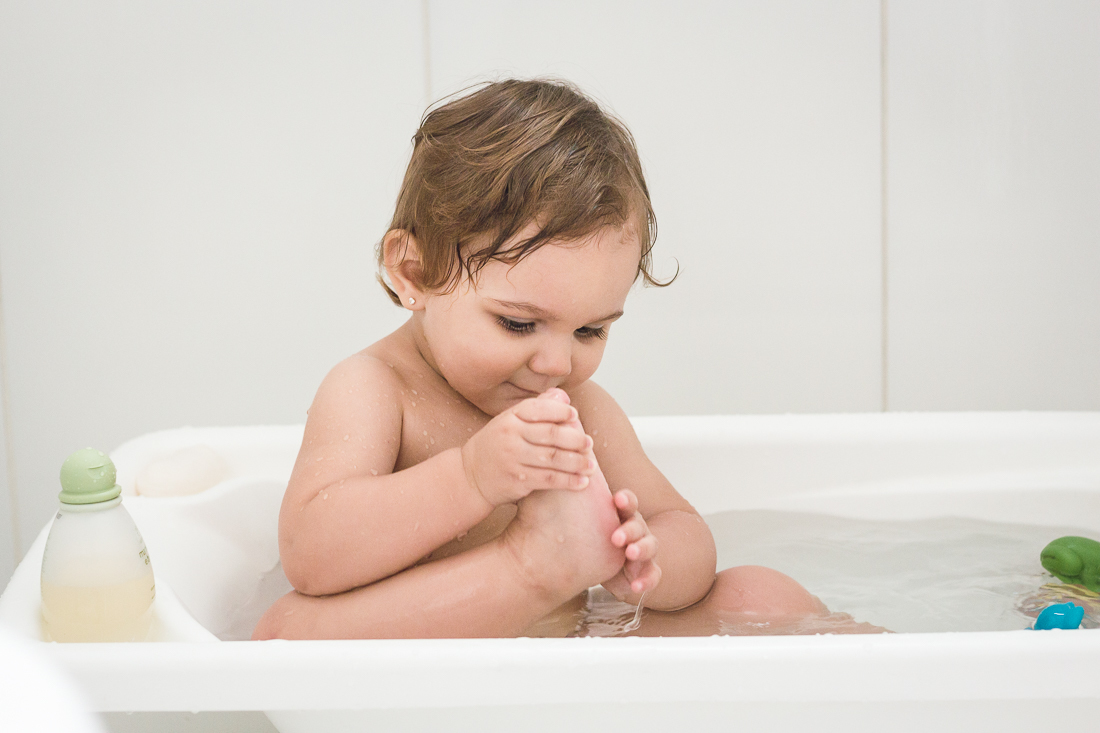 Foto de menina na hora do banho em casa