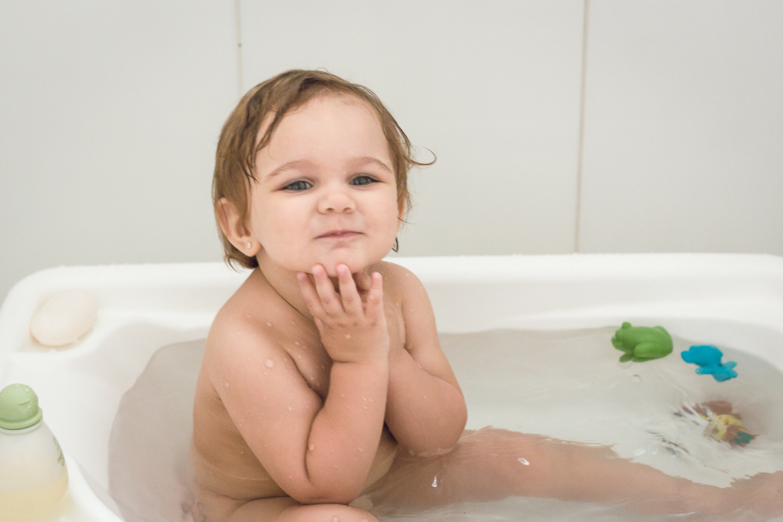 Foto de menina na hora do banho em casa