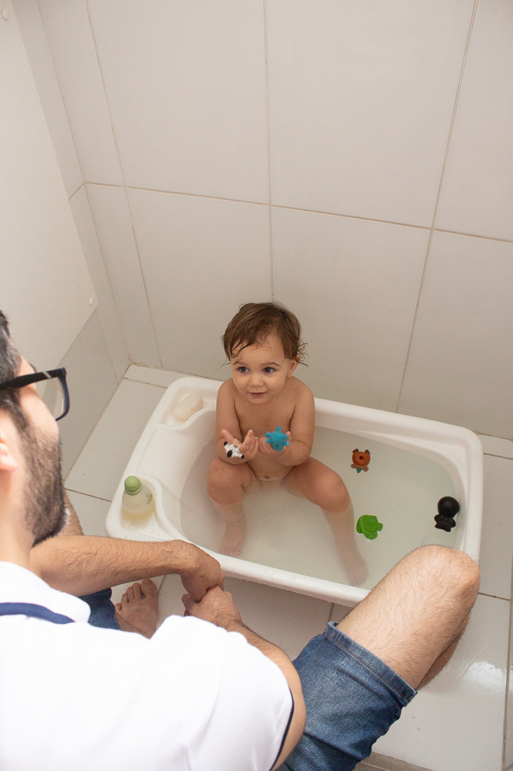 Foto de menina na hora do banho em casa