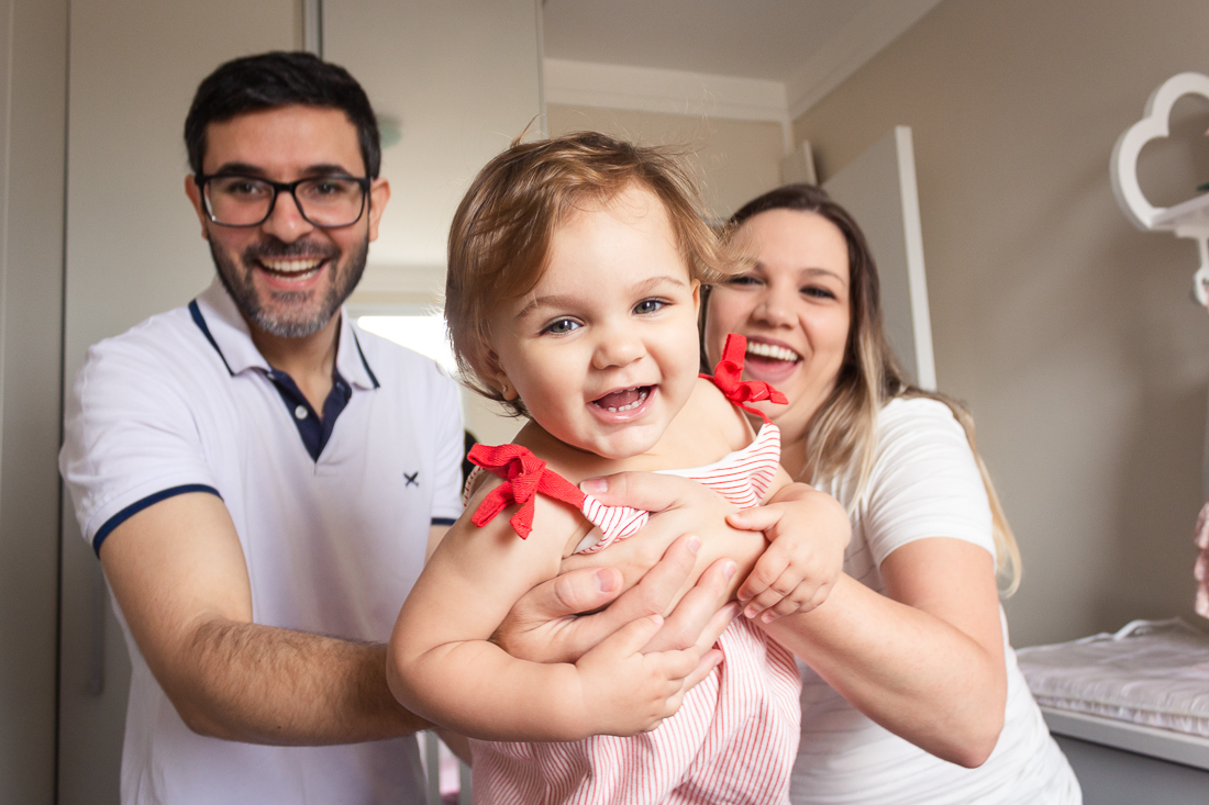 Foto de pais de menina brincando no quarto , no ensaio de família lifestyle em São Paulo