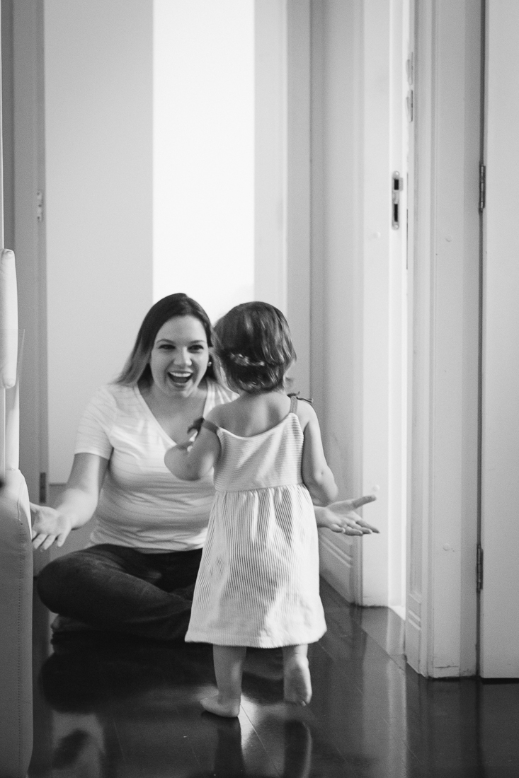 Foto de mãe e filha para dar abraço no ensaio lifestyle de família realizado na cidade de São Paulo
