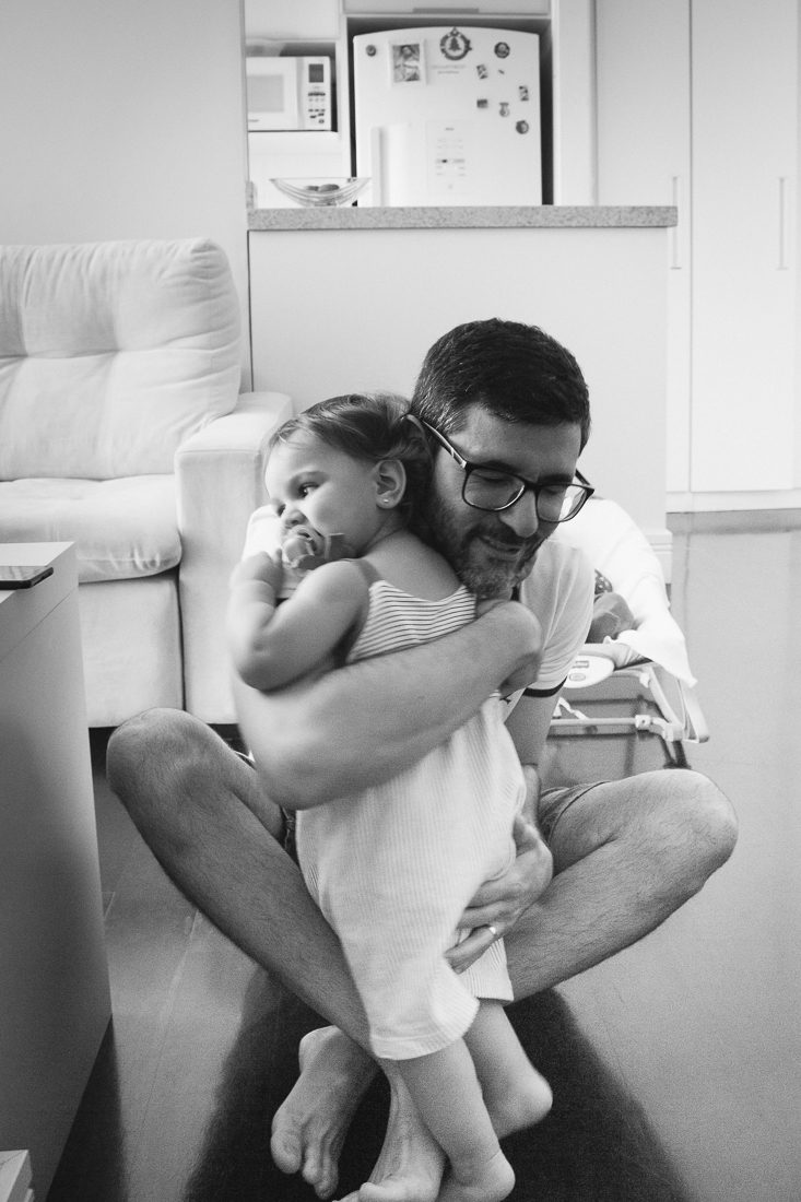 foto de pai de menina abraçando a filha no ensaio lifestyle de família realizado na cidade de São Paulo