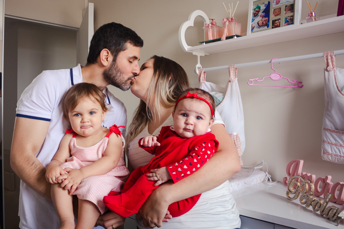 Foto da família reunida no quarto de menina