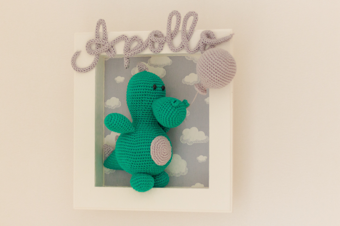 Detalhes da decoração do quarto de menino com tema dinossauro na cidade de SP