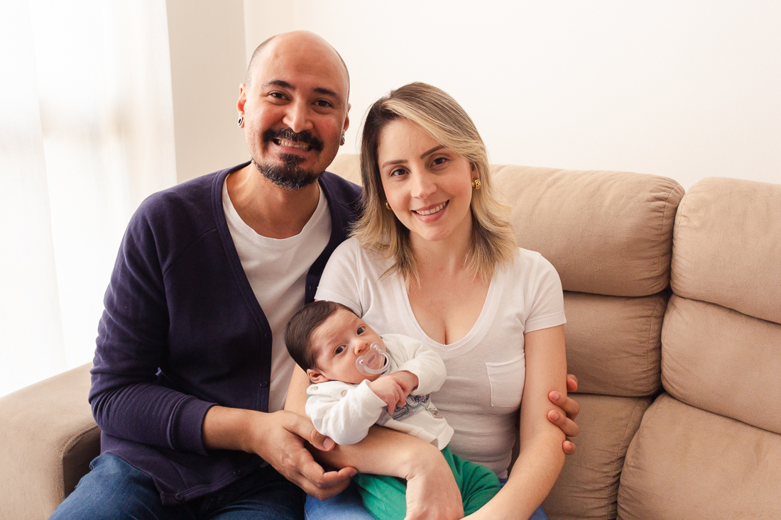 Pais de menino no ensaio de família lifestyle em casa, no bairro da Vila Ré, zona leste de SP. 