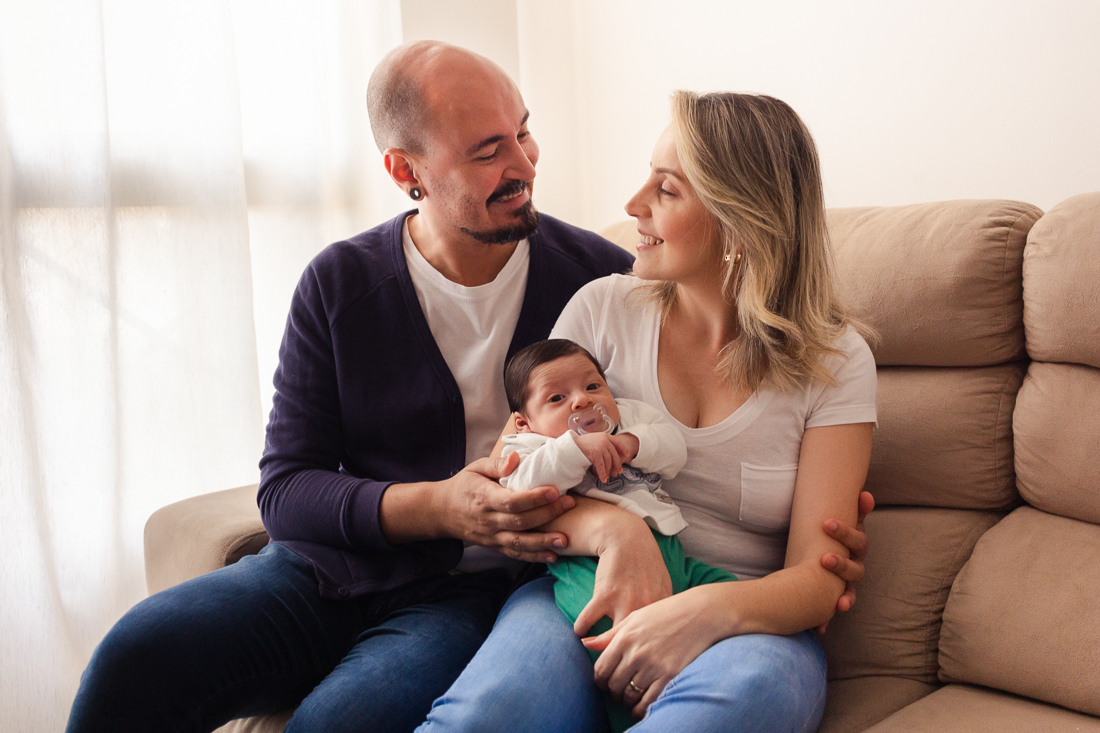 Pais de menino no ensaio de família lifestyle em casa, no bairro da Vila Ré, zona leste de SP. 