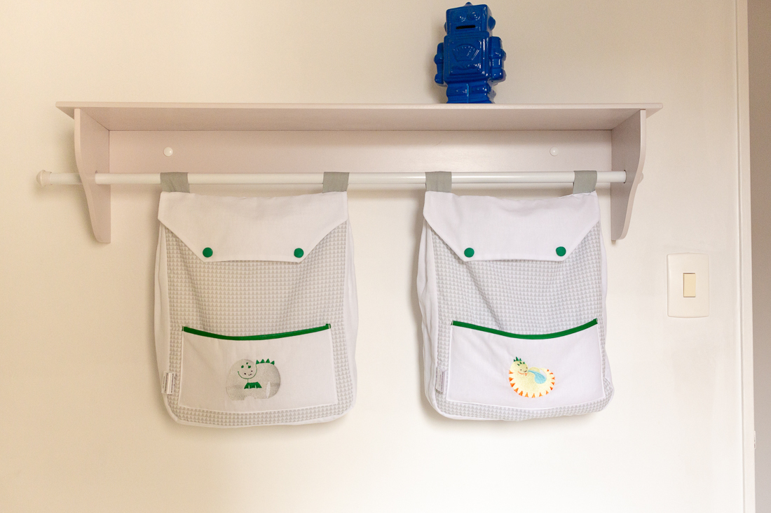 Detalhes do quarto de menino com tema dinossauro na cidade de SP