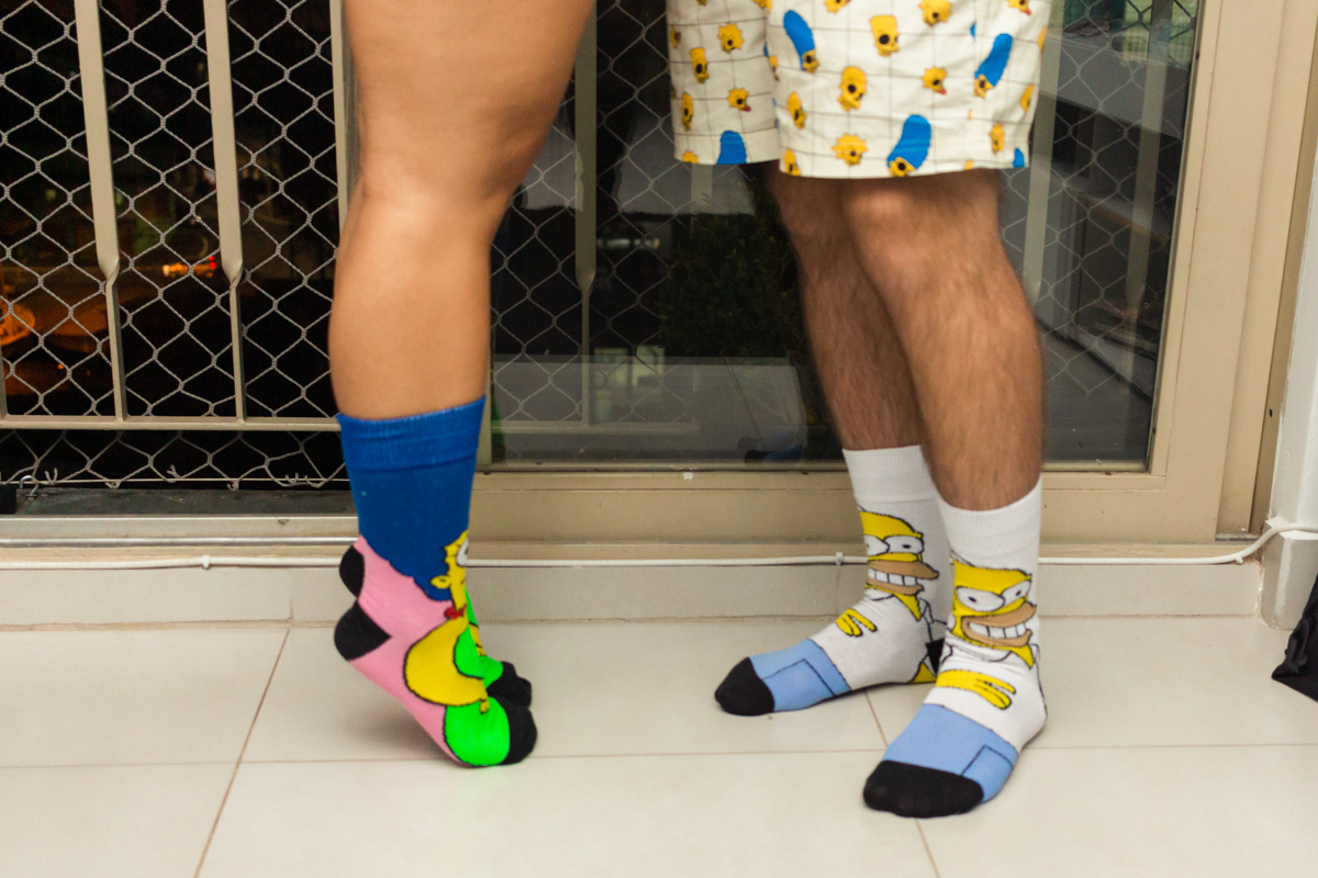 Detalhe  das meias dos simpsons combinando no ensaio de casal