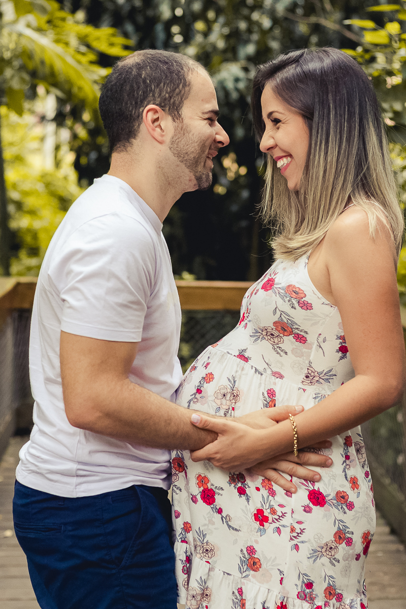 Ensaio de gestante, pais e mãe de menino com mão na barriga no parque da agua branca na cidade de São Paulo