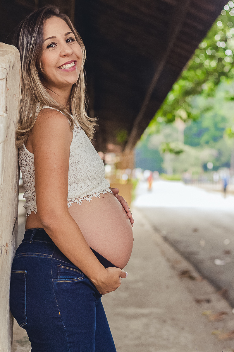 Foto de gravida, mãe de menino com barriga de fora e sorrindo no parque da agua branca na cidade de são Paulo