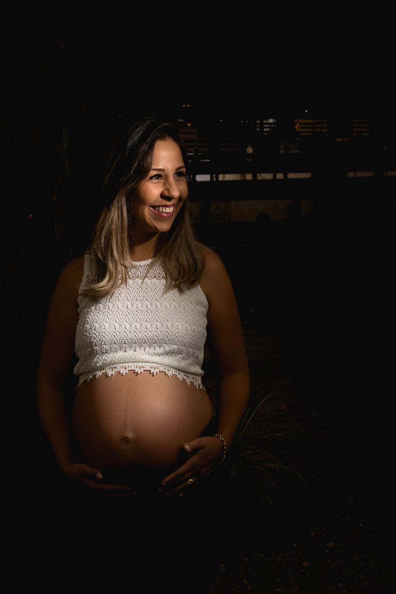 Foto de gravida, mãe de menino com barriga de fora e sorrindo no parque da agua branca na cidade de são paulo