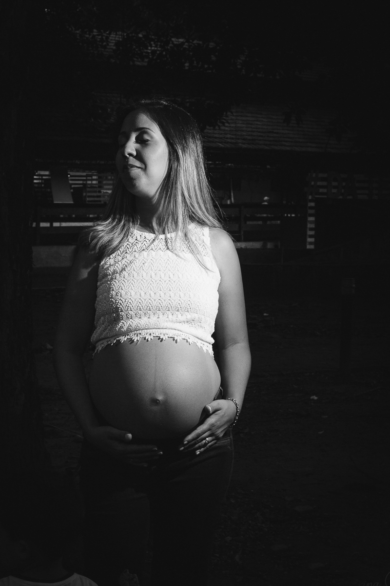 Foto de gravida, mãe de menino com barriga de fora e sorrindo no parque da agua branca na cidade de são Paulo