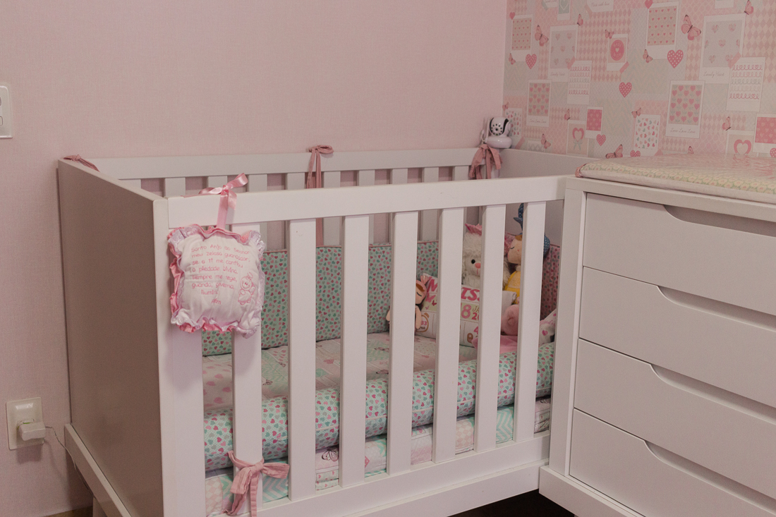 foto do berço de menina com bonecas Metoo baby no ensaio de família em casa na cidade de São Paulo