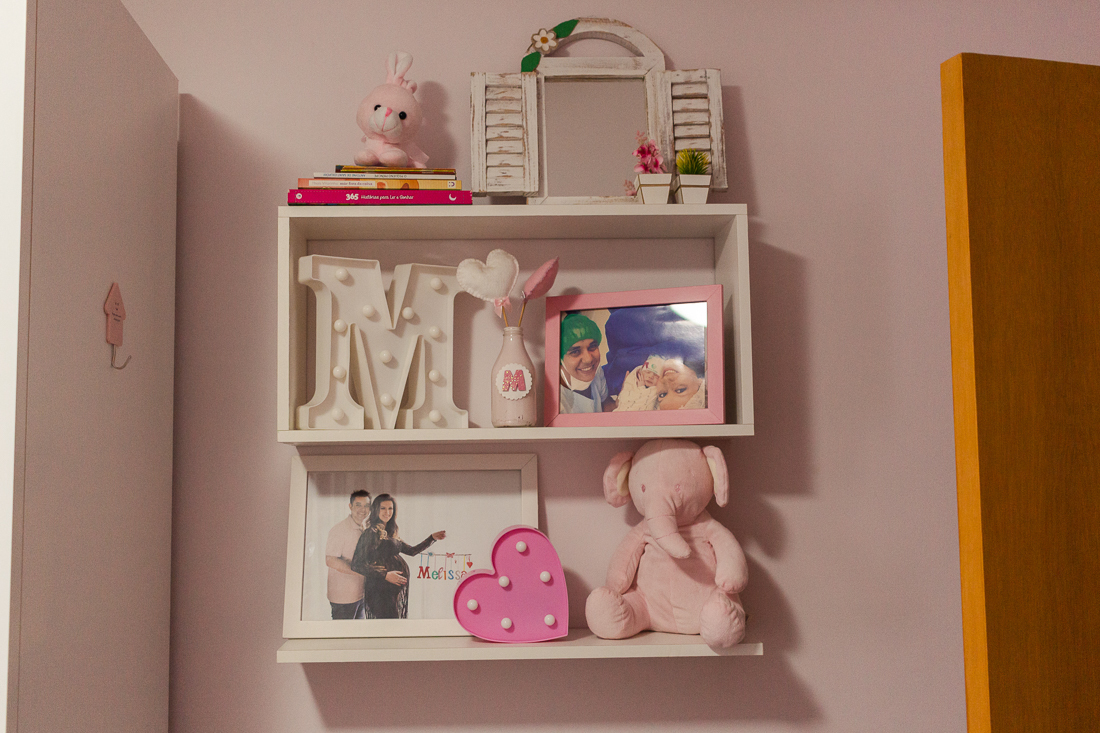 Detalhe da decoração rosa do quarto de menina ensaio na cidade de São Paulo