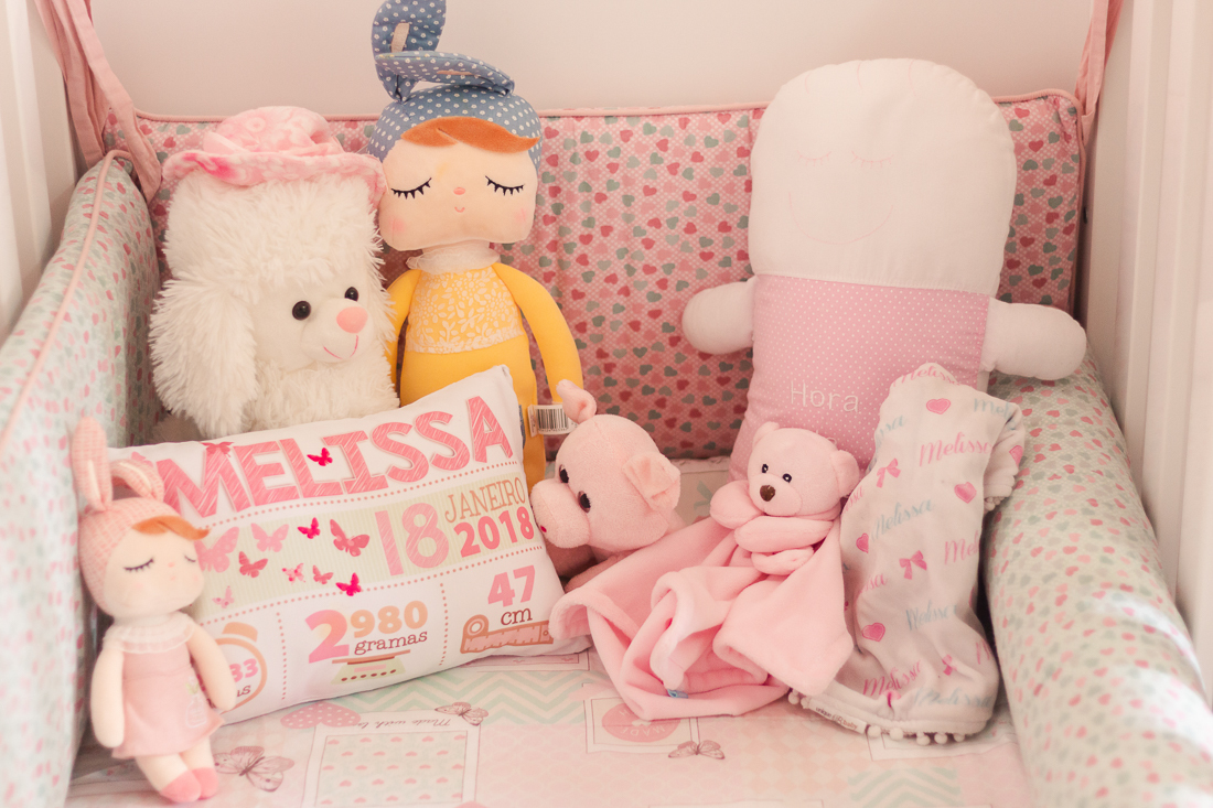 foto do berço de menina com bonecas Metoo baby no ensaio de família em casa na cidade de São Paulo