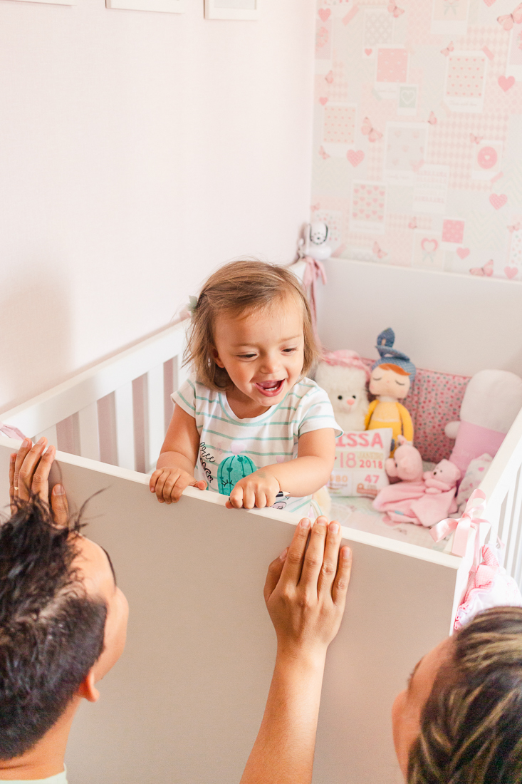 foto da criança no berço no quarto rosa de menina na cidade de São Paulo