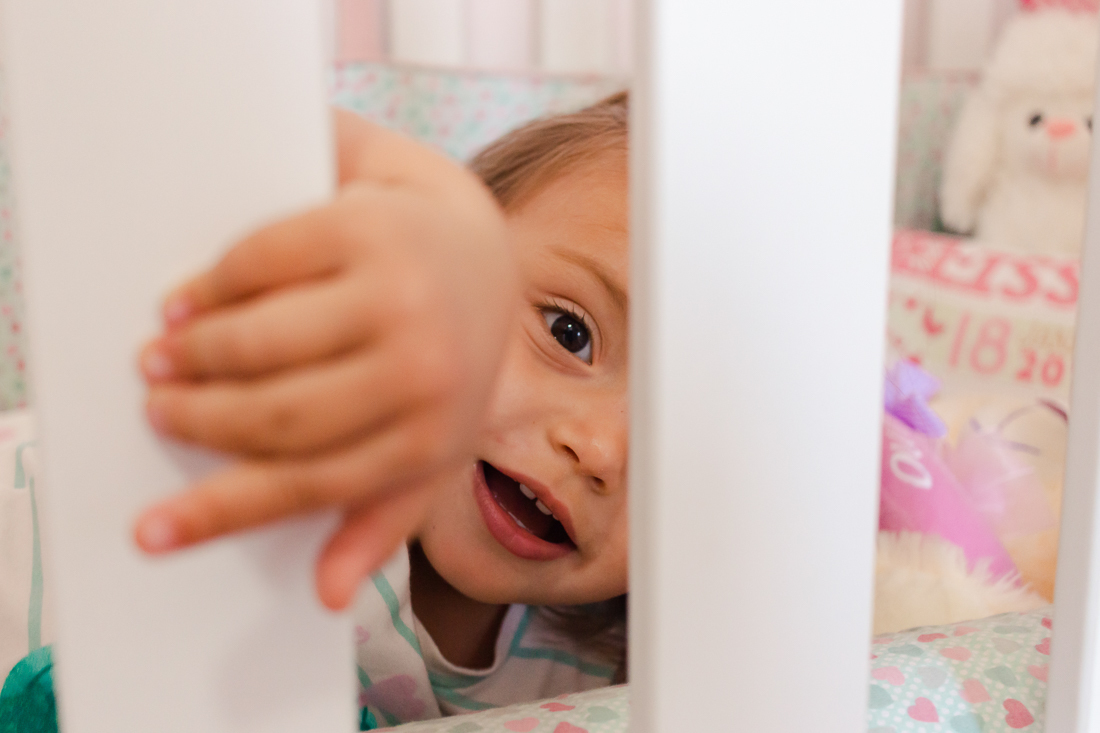 foto da criança no berço no quarto rosa de menina na cidade de São Paulo