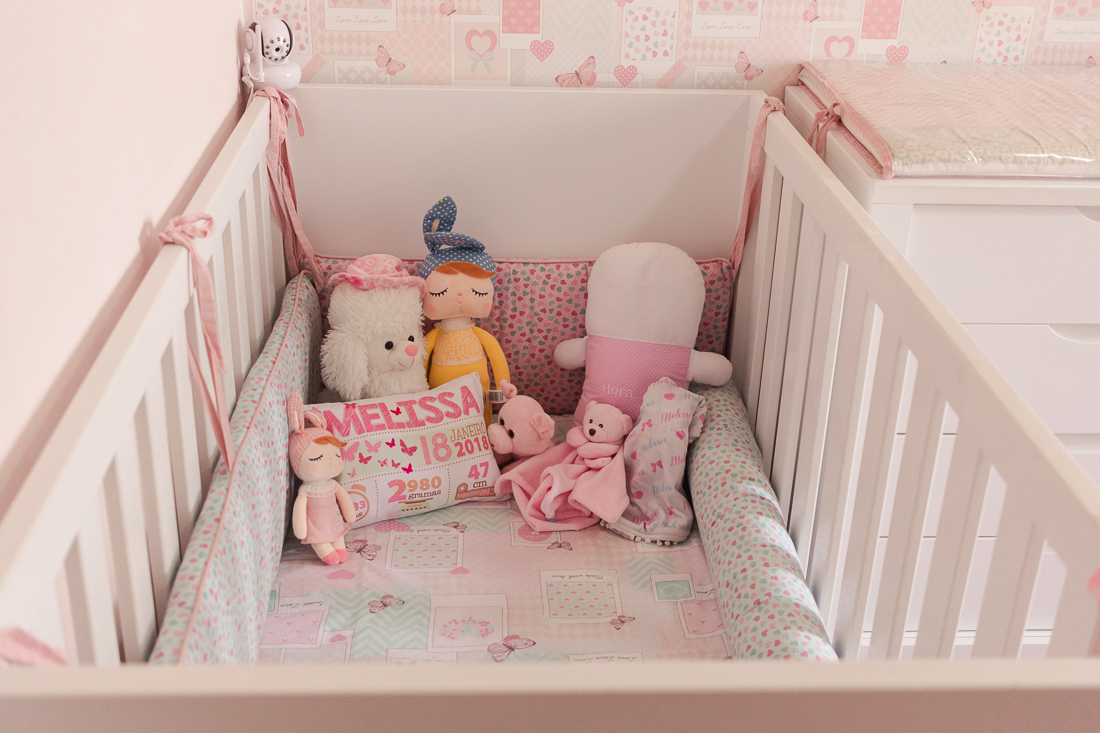 foto do berço de menina com bonecas Metoo baby no ensaio de família em casa na cidade de São Paulo