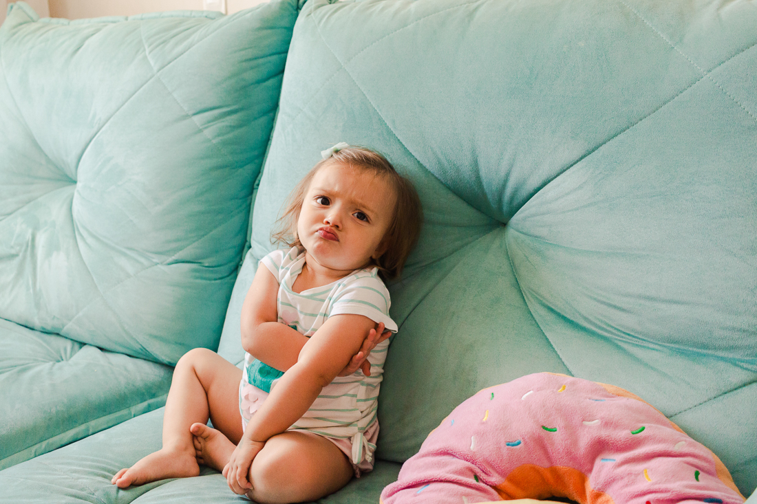 Menina fazendo bico de brava no ensaio infantil e de família na cidade de São Paulo