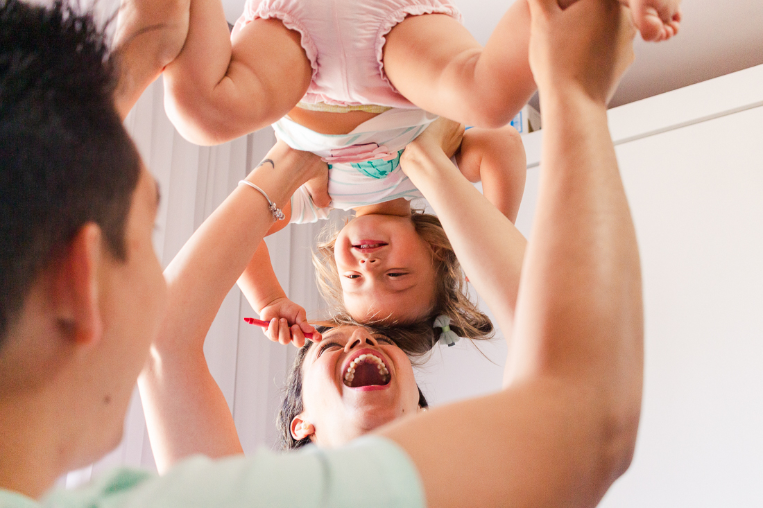 Família brincando no quarto no ensaio lifestyle na cidade de SP