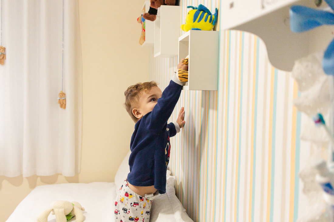 foto de detalhe do quarto de menino no ensaio de família em casa 