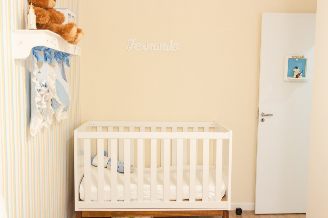 foto do berço de menino no ensaio de família em casa 