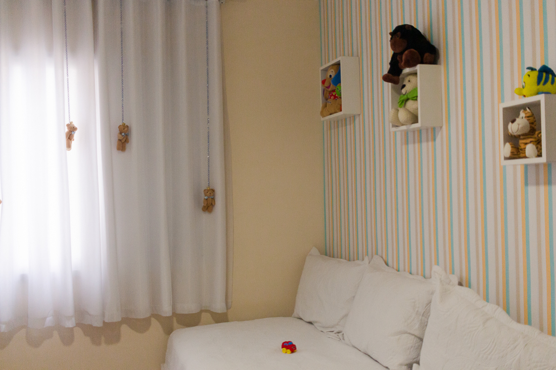 foto de detalhe do quarto de menino no ensaio de família em casa 