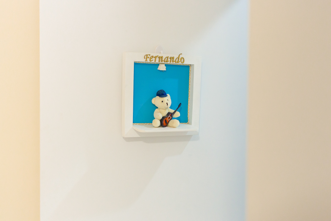 foto de detalhe do quarto de menino no ensaio de família em casa 