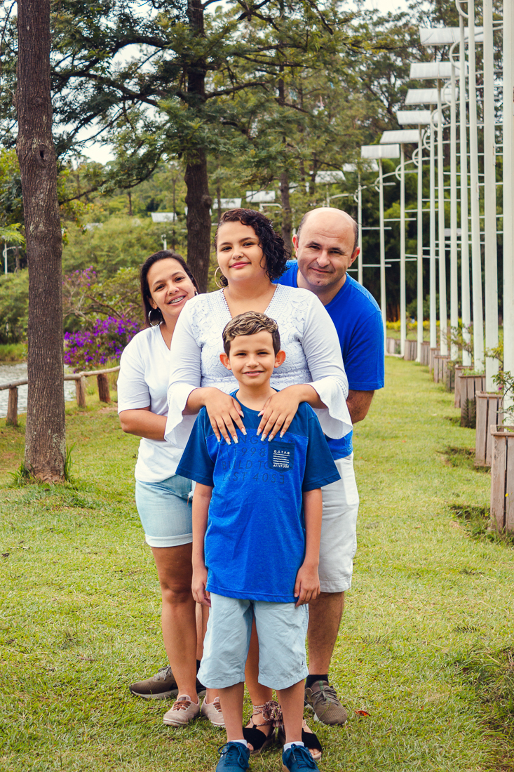 foto de pais e filhos juntos no ensaio externo lifestyle no parque do Carmo em São Paulo.