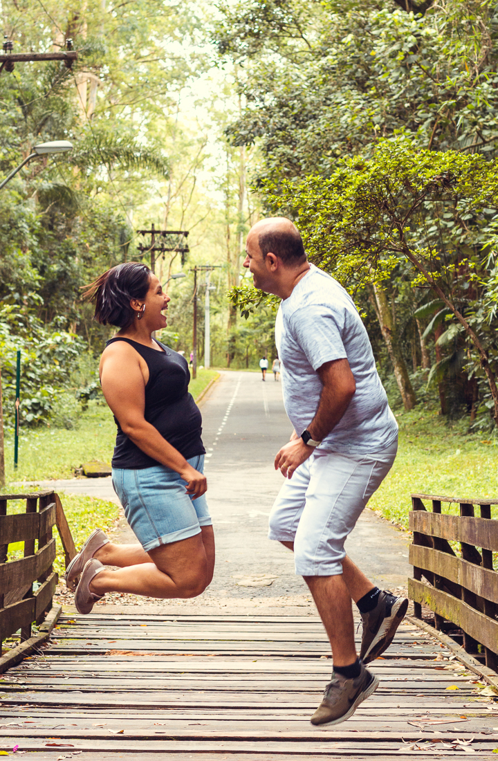 Foto de casal pulando em cima da ponte no ensaio lifestyle externo realizado no parque do Carmo na zona leste de São Paulo.