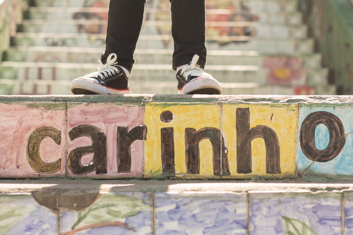 Foto de detalhes dos pés no escadão escrito carinho no Beco do Batman na cidade de São Paulo