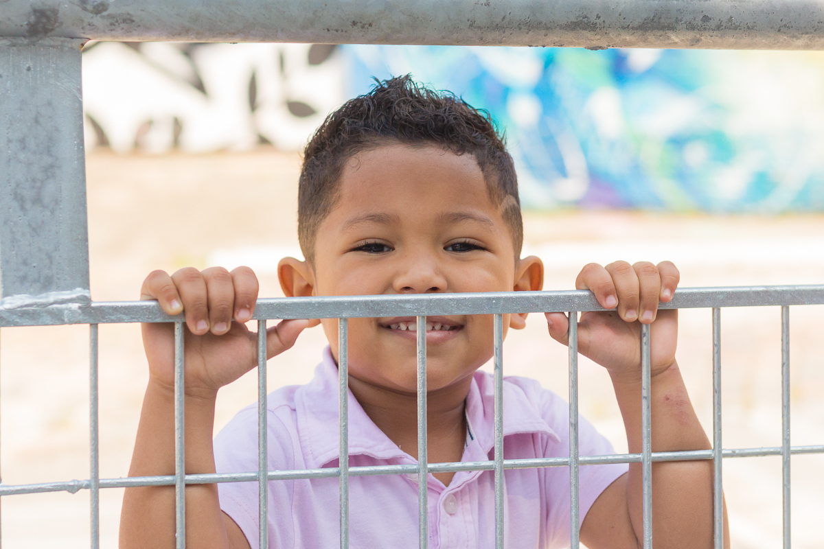 foto de menino sorrindo no ensaio infantil realizado Beco do Batman na cidade de São Paulo